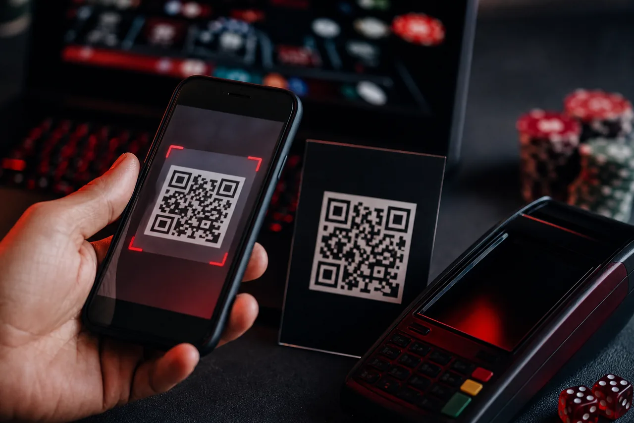 Ilustrasi pemindaian kode QR melalui ponsel